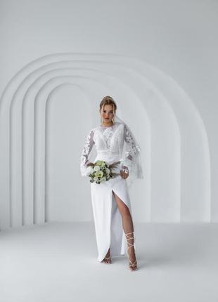 Стильное свадебное платье с разрезом3 фото