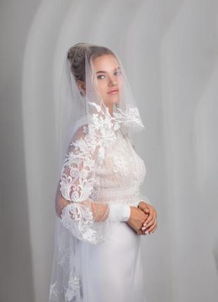 Стильное свадебное платье с разрезом7 фото