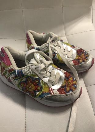 Детские кросовки вышиты биссером