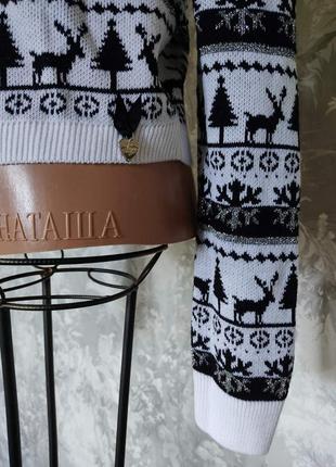 Новогодний зимний свитер с оленями и подвеской4 фото