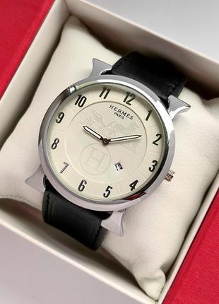 Женские наручные часы серебристого цвета с белым циферблатом, черный ремешок, дата
