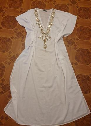 Белое с украшением платье балахон3 фото