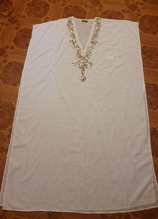 Белое с украшением платье балахон4 фото