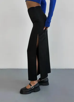 Сатиновая юбка миди с боковым разрезом