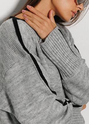 Женский вязаный джемпер oversize светло-серый с черной полоской на рукавах2 фото