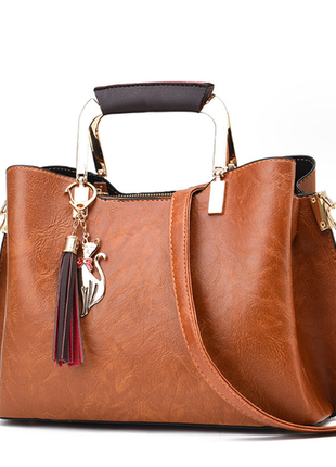 Жіноча сумка на плече з брелоком, модна та якісна маленька сумочка екошкіра повсякденна