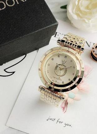 Стильные женские наручные часы золото