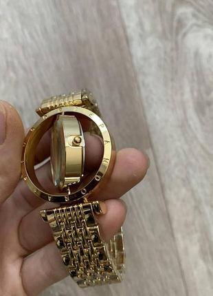 Стильные женские наручные часы золото