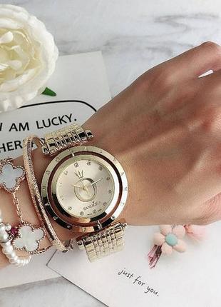 Стильные женские наручные часы золото