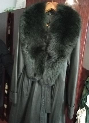 Пальто кожаное с меховым воротником
