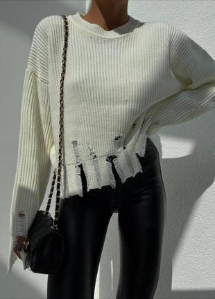 Вязаный акриловый свитер с рваным низом свободного кроя оверсайз модный трендовый укороченный3 фото