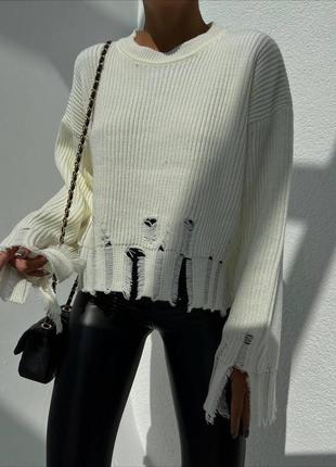 Вязаный акриловый свитер с рваным низом свободного кроя оверсайз модный трендовый укороченный1 фото