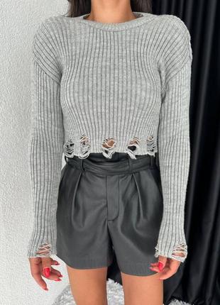 Вязаный акриловый свитер с рваным низом свободного кроя оверсайз модный трендовый укороченный4 фото