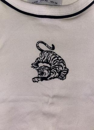 Стильная белая кроп футболка с принтом tiger3 фото