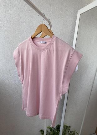 Стильная нежно розовая футболка с глубокими вырезами zara