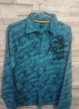 Женский поло с необычным принтом на рукаве