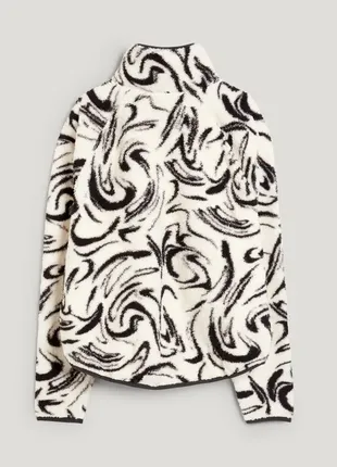 Активная флисовая куртка из мягкой ткани с карманами на молнии и высоким низким подолом5 фото