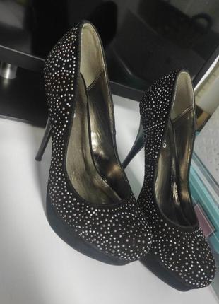 Туфлі на шпилькі