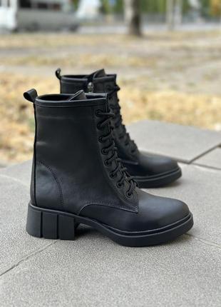 Стильні демісезонні черевички з натуральної шкіри чорного кольору.