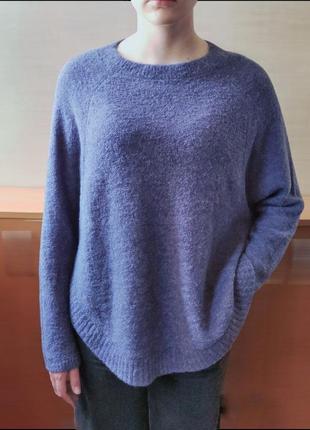 Серо-голубой женский свитер свободного кроя.
