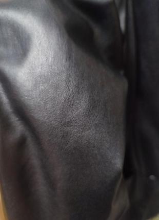 Удлиненный с объемными рукавами пиджак из кожзама на подкладке4 фото