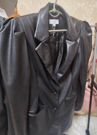 Удлиненный с объемными рукавами пиджак из кожзама на подкладке2 фото