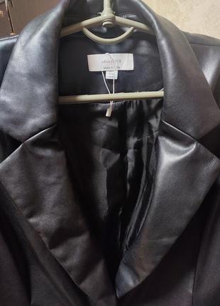 Удлиненный с объемными рукавами пиджак из кожзама на подкладке3 фото