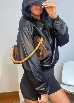 Шкіряний бомбер з капюшоном худі куртка кофта зі штучної еко шкіри курточка трендовий стильний чорний бежевий3 фото