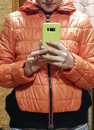 Яркая куртка