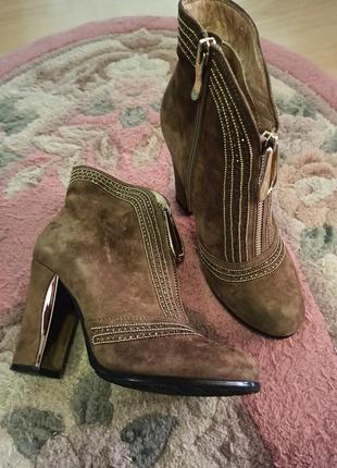 Красивые ботинки натуральный замш состояние новых
