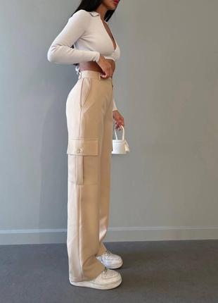 Женские трендовые брюки карго из костюмной ткани.7 фото