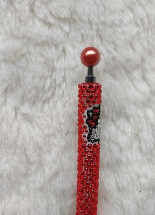 Червона ручка з інкрустацією стразами та перлиною на кнопці claires4 фото