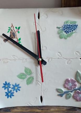 Часы настенные керамические "в саду", авторская работа, ручная лепка и роспись, 25×25 см1 фото
