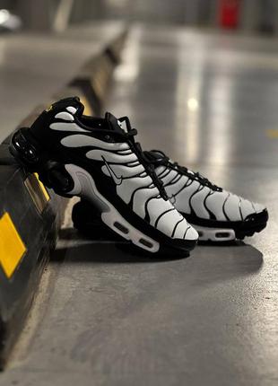 Мужские кроссовки nike air max plus tn white black на осень качественного материала, стильные и удобные кроссовки на каждый день