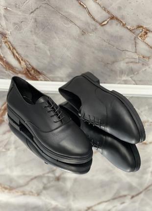 Женские классические туфли на шнурках без каблука черного цвета кожаные в наличии 42 43р