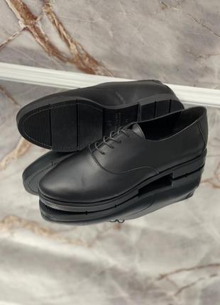 Женские классические туфли на шнурках без каблука черного цвета кожаные в наличии 42 43р2 фото