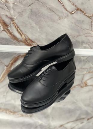Женские классические туфли на шнурках без каблука черного цвета кожаные в наличии 42 43р3 фото