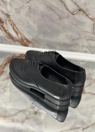 Женские классические туфли на шнурках без каблука черного цвета кожаные в наличии 42 43р5 фото