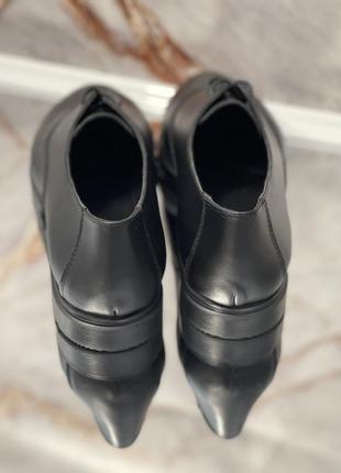 Женские классические туфли на шнурках без каблука черного цвета кожаные в наличии 42 43р4 фото