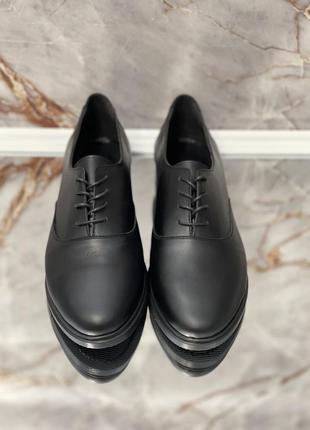Женские классические туфли на шнурках без каблука черного цвета кожаные в наличии 42 43р7 фото