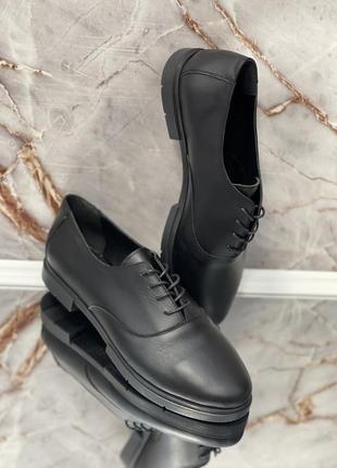 Женские классические туфли на шнурках без каблука черного цвета кожаные в наличии 42 43р6 фото