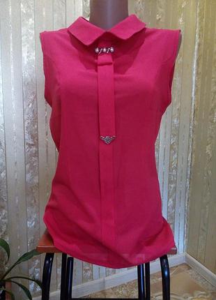 Блузка коралловая с брошью и галстуком крепдешиновая офисная ровная с галстуком