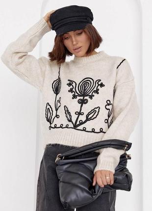 Светр з вишивкою-аплікацією