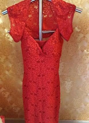 Червоний комплект плаття на тонких бретелях і болеро