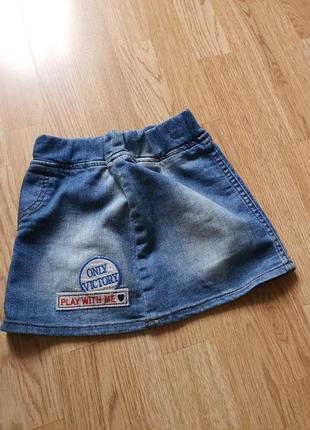 Крутая джинсовая юбочка с нашивками на малышку