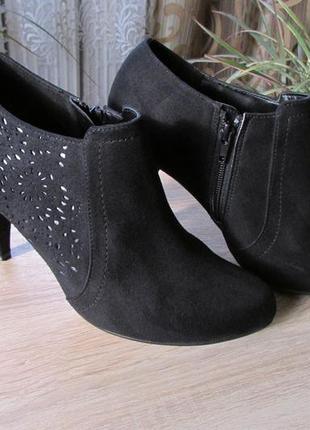 Женские замшевые ботинки на каблуке