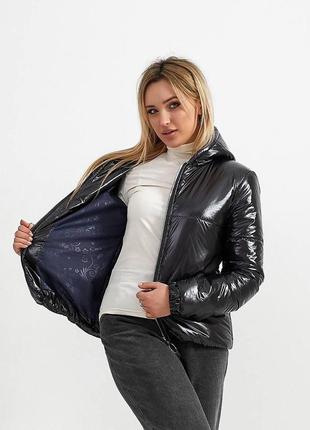 Женская короткая демисезонная куртка чёрного цвета4 фото