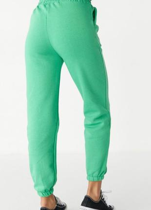 Теплые брюки женские зеленого цвета на флисе2 фото