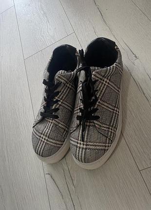 Стильні кросівки жіночі