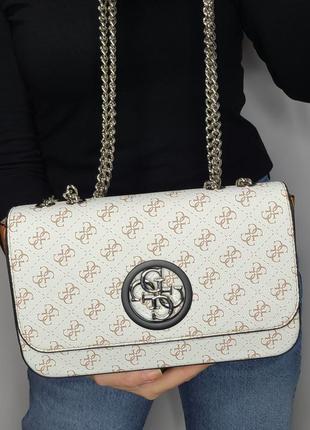 Красивая женская кожаная сумка кроссбоди багет молочная белая в стиле guess  на цепочке качество супер люкс турция